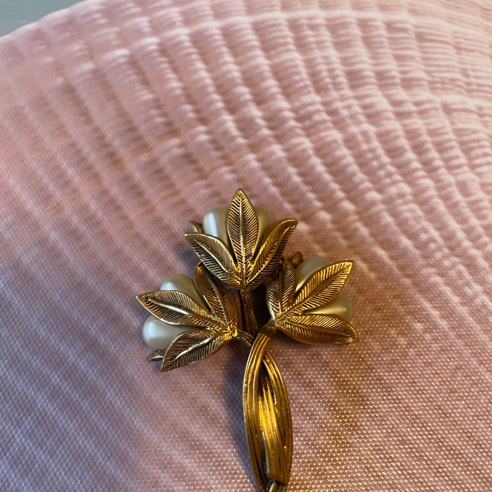 Gold Leaf Brooch with Pearl Accents not real pearls